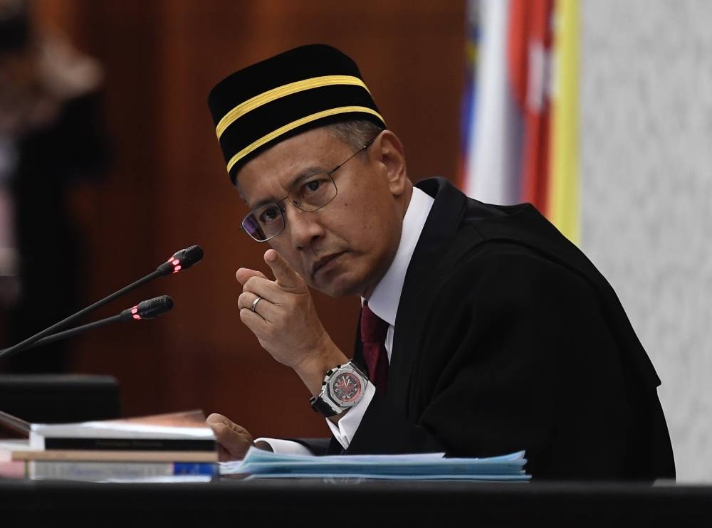 Today, Dewan Rakyat Speaker Tan Sri Azhar Azizan Harun confirmed receiving additional documents, this time showing Datuk Seri Najib Razak had also filed an application to ask the Federal Court to review its own decision in the SRC case. — Bernama pic 