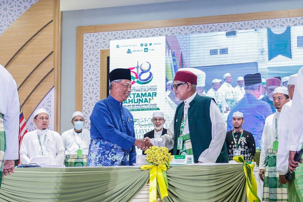 PAS president Tan Sri Abdul Hadi Awang shakes hands with Perikatan Nasional chairman Tan Sri Muhyiddin Yassin at the 2022 PAS Muktamar in Kota Setar, Kedah, September 3, 2022. — Picture by Sayuti Zainudin 