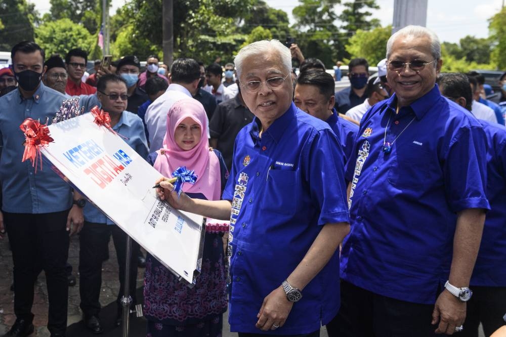 Prime Minister Datuk Seri Ismail Sabri Yaakob (centre) is pictured with Communications Minister Tan Sri Annuar Musa in Kota Bharu July 23, 2022. — Bernama pic