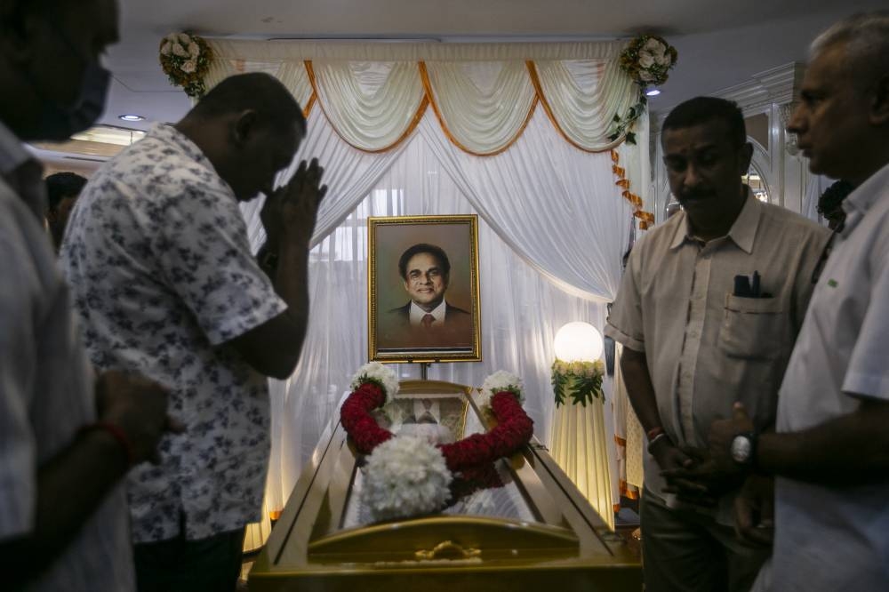 Friends and family pay their final respects to former MIC president Tun S. Samy Vellu at his residence in Kuala Lumpur September 15, 2022. — Picture by Hari Anggara