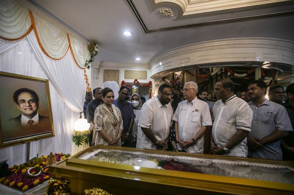 Prime Minister Datuk Seri Ismail Sabri Yaakob (third from left) pays his final respects to Tun S. Samy Vellu at his residence in Kuala Lumpur September 15, 2022. — Picture by Hari Anggara.