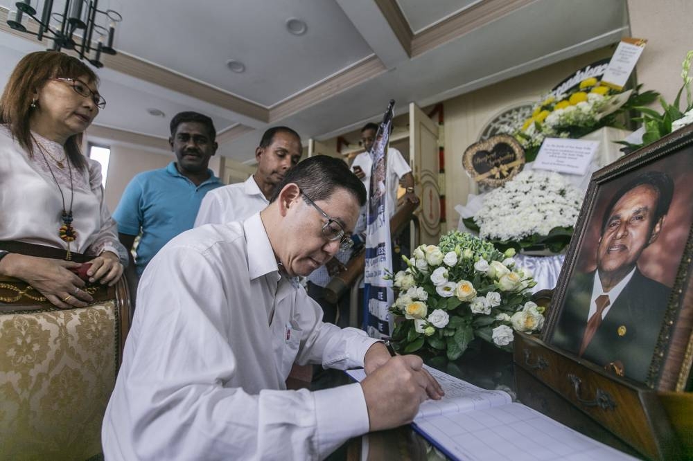 DAP chairman Lim Guan Eng pays his final respects to former MIC president Tun S. Samy Vellu at his residence in Kuala Lumpur, September 15, 2022. — Picture by Hari Anggara