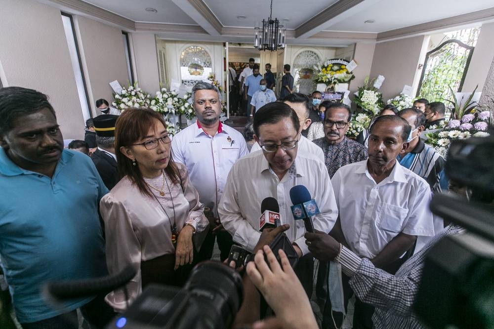 DAP chairman Lim Guan Eng speaks to the media at the late Tun S. Samy Vellu’s residence in Kuala Lumpur, September 15, 2022. With him are DAP national vice-chairmen Teresa Kok and M. Kulasegaran. — Picture by Hari Anggara