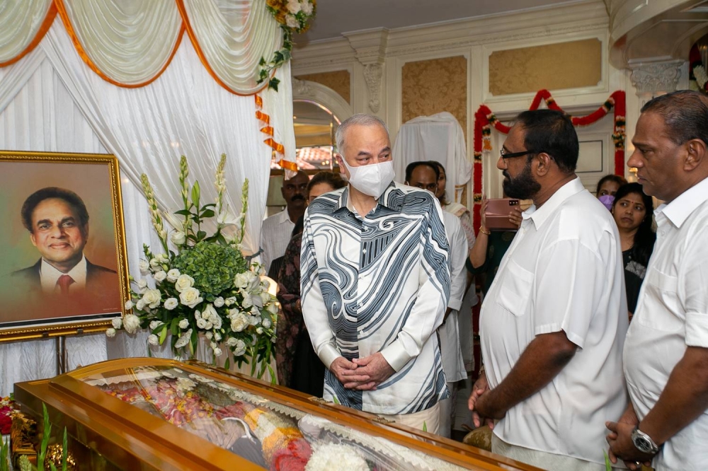 Sultan Nazrin Muizzuddin Shah pays his final respects to Tun S. Samy Vellu at the latter's residence in Kuala Lumpur September 15, 2022. — Picture by Devan Manuel