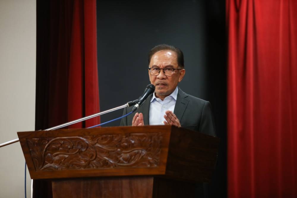 Datuk Seri Anwar Ibrahim urged all Malaysians to condemn the criminal defamation charges against two editors of ‘The Edge’, and the abrupt change of the group editor of the ‘New Straits Times’ following allegations of pressure from Umno leaders. — Picture by Ahmad Zamzahuri