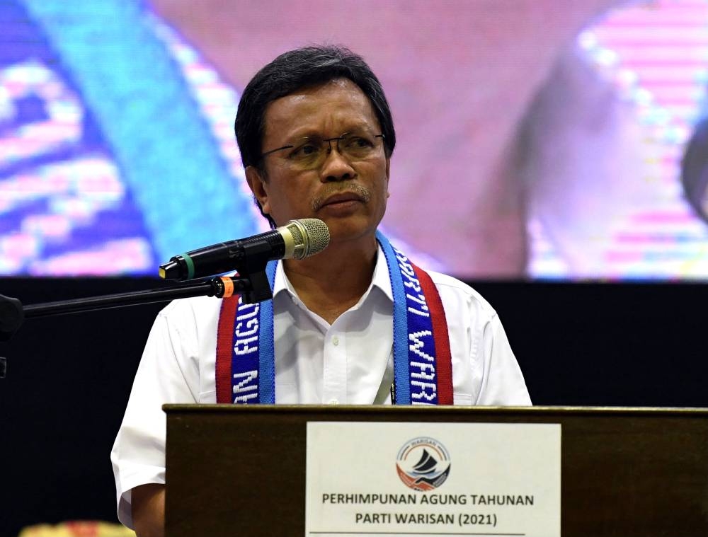 Parti Warisan Sabah’s (Warisan) president, Datuk Seri Mohd Shafie Apdal has called on voters to turn their backs on Tun Dr Mahathir Mohamad and Datuk Seri Anwar Ibrahim. — Bernama pic