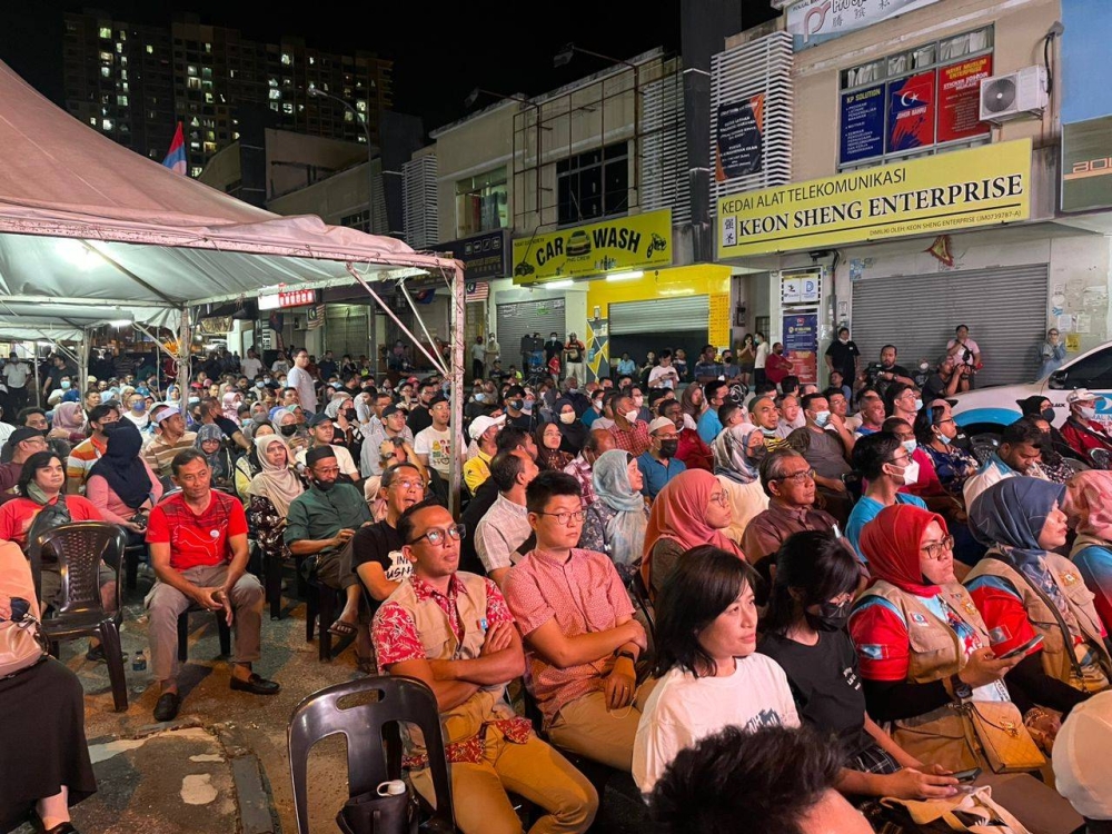 People attend the southern zone Ayuh Malaysia Truck Tour featuring PKR deputy president Rafizi Ramli outside the Johor Baru parliament service centre last night. — Picture by Ben Tan