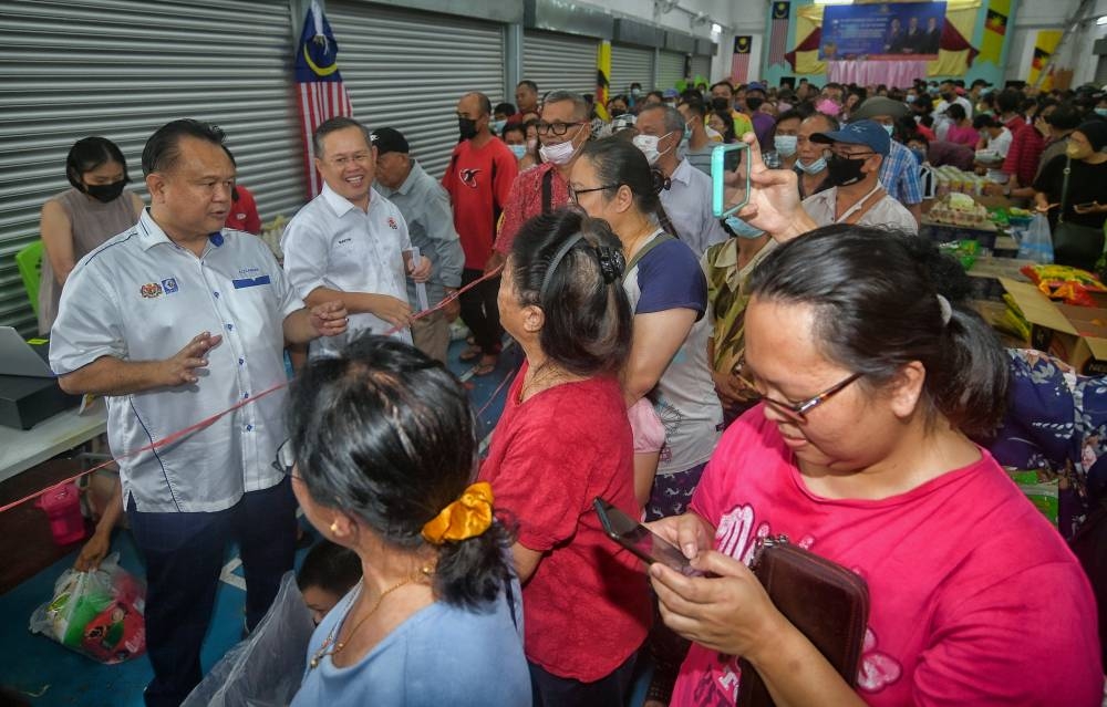 Domestic Trade and Consumer Affairs Minister Datuk Seri Alexander Nanta Linggi at the Keluarga Malaysia Cheap Sale (JMKM) in Kampung Bunan, Serian. — Bernama pic