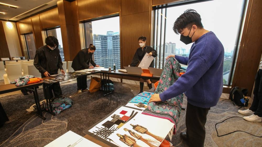 The finalists of Hung Innovation Awards preparing their designs during a press conference on September 15. — Picture by Ahmad Zamzuri