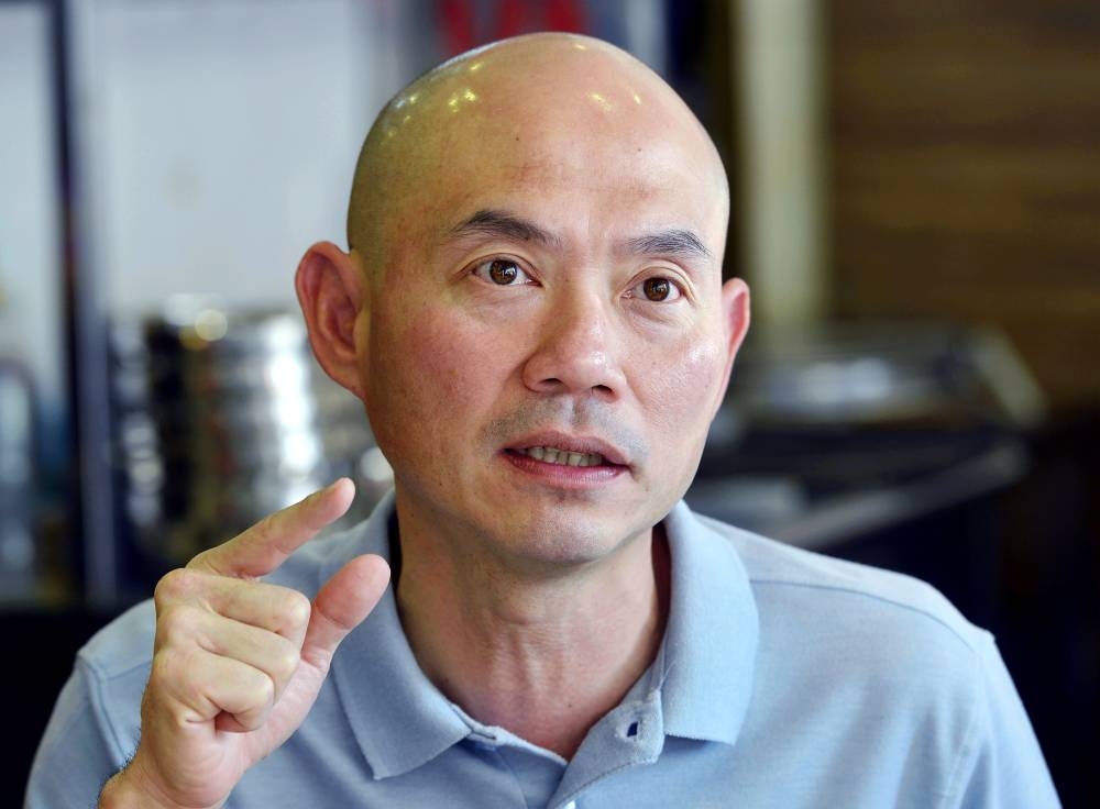 Kepong MP Lim Lip Eng (pic) said that the country should not have to suffer Ahmad Zahid’s ‘self-seeking objectives’ in relation to his party’s pressure on the prime minister to hold GE15 soon. — File picture by Ham Abu Bakar