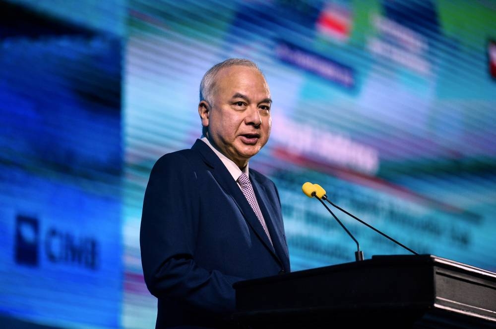 Sultan Nazrin Shah delivers his address at the Cooler Earth Sustainability Summit in Kuala Lumpur September 20, 2022. — Bernama pic