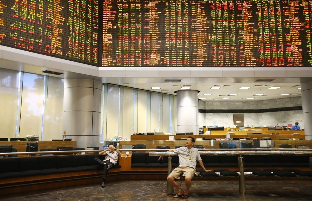 Bursa Malaysia ended at an intraday low of 1,447.18, with selling pressure seen across the board. ― Picture by Zuraneeza Zulkifli