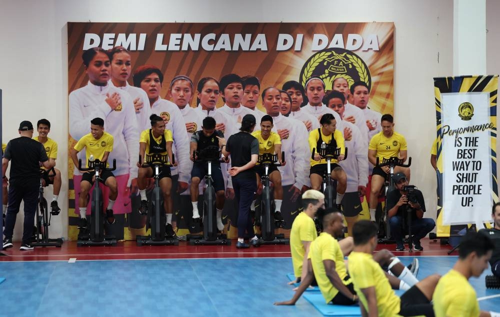 Harimau Malaya head coach Kim Pan Gon with the Harimau Malaya squad while conducting the National Squad Central Training Camp at Wisma FAM, September 16, 2022. — Bernama pic 