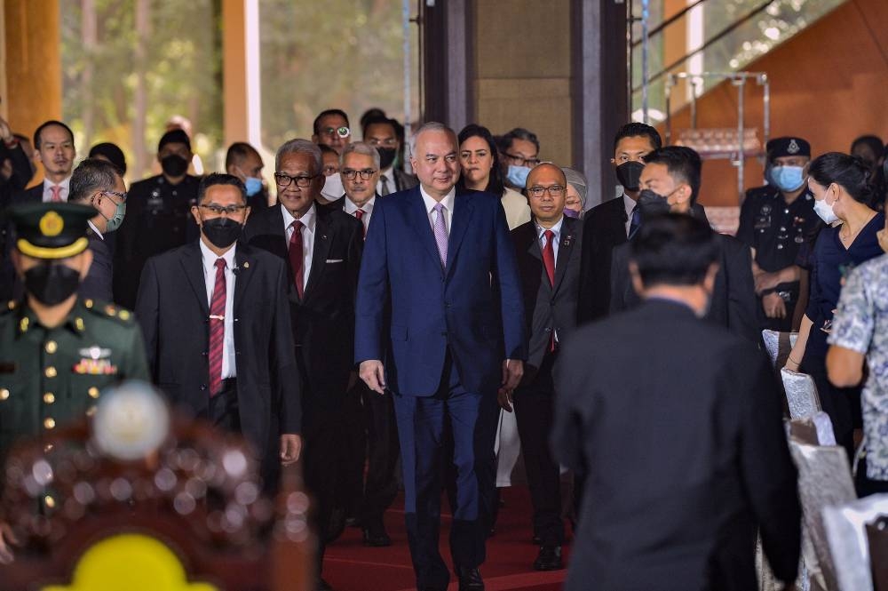 Sultan Nazrin Shah (centre) arrives for the Cooler Earth Sustainability Summit in Kuala Lumpur September 20, 2022. — Bernama pic