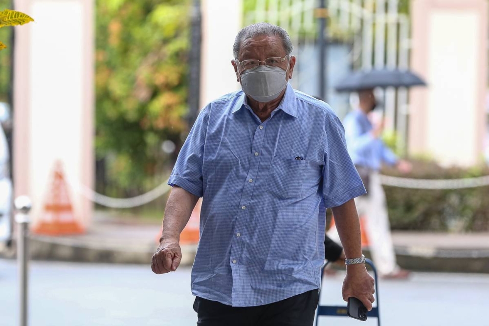 Lim Kit Siang arrives at the Kuala Lumpur High Court Complex June 24, 2022. — Picture by Yusof Mat Isa