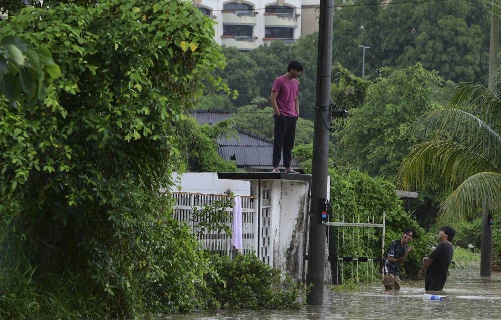 Several Netherlands Maritime University College (NMUC) students were seen at Kampung Mohd Amin during the floods in Johor Baru September 25, 2022. — Bernama pic