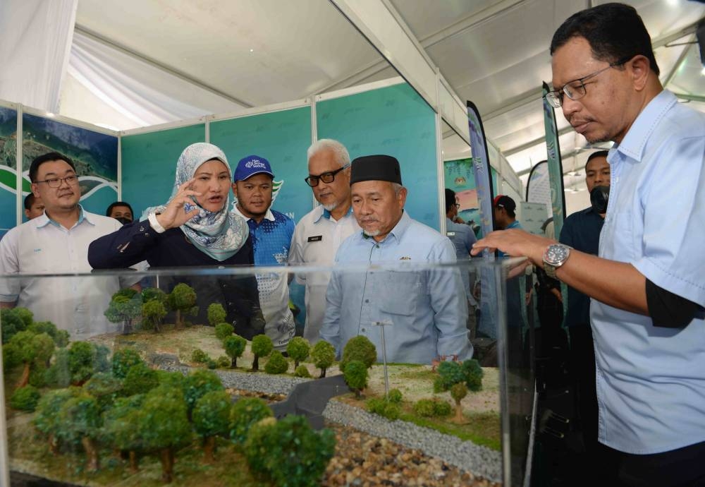 Environment and Water Minister Datuk Seri Tuan Ibrahim Tuan Man (2nd right) looks at a dam display while attending the JPS 90th Anniversary Celebration and World River Day in Kuala Muda September 25, 2022. — Bernama pic