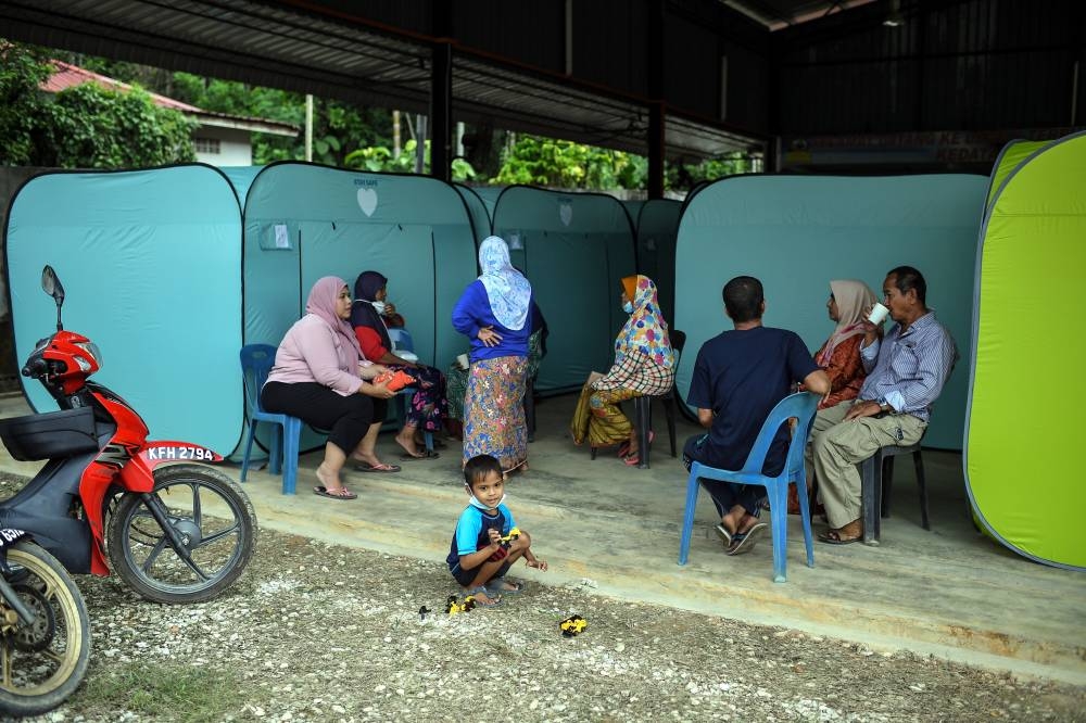 File picture of flood evacuees at a temporary flood relief centre in Baling July 29, 2022. — Bernama pic