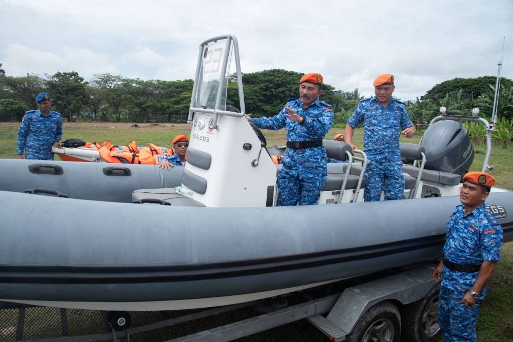 APM deputy chief commissioner (Operations) Dr Norhafifi Ismail (3rd from right) visits Labuan’s APM operations centre, September 27, 2022. — Bernama pic 