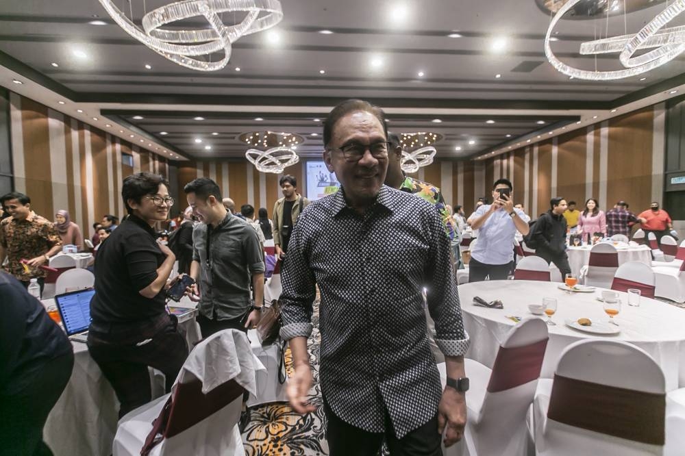 Opposition Leader Datuk Seri Anwar Ibrahim attends a forum with the Kuala Lumpur and Selangor Journalists Club at the Hilton Petaling Jaya September 28, 2022. — Picture by Hari Anggara