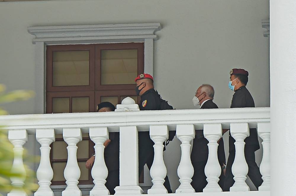 Security personnel guard Datuk Seri Najib Razak at the Kuala Lumpur Court Complex, September 28, 2022. — Picture by Shafwan Zaidon