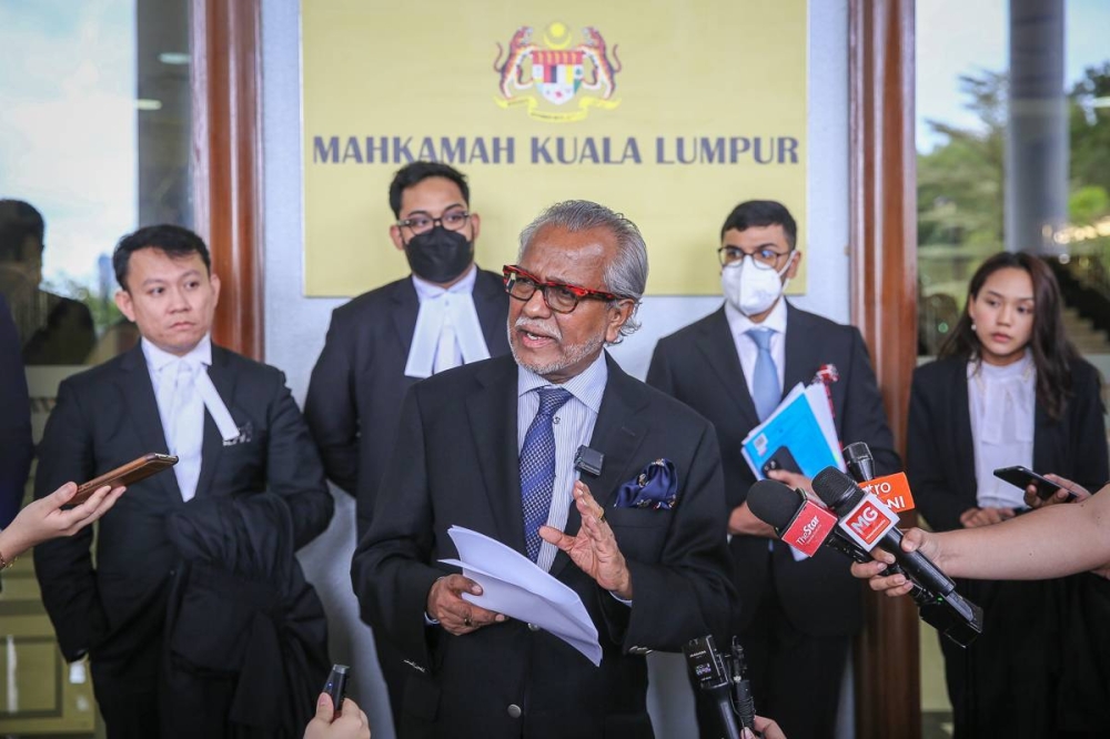 Lawyer Tan Sri Shafee Abdullah speaks to reporters at the Kuala Lumpur High Court October 3, 2022. —  Picture by Yusof Mat Isa