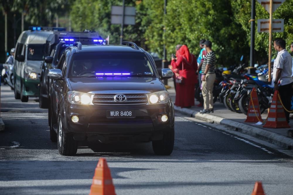 An SUV ferrying Datuk Seri Najib Razak arrives at the Kuala Lumpur High Court October 4, 2022. — Picture by Ahmad Zamzahuri