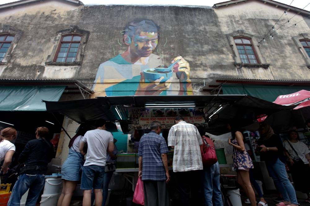 People queue up for Penang's famous Teochew Chendul. Yeoh said he is aiming to bring the Michelin Guide to Penang. — Picture by Sayuti Zainudin