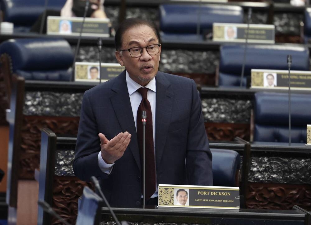 Opposition Leader Datuk Seri Anwar Ibrahim said that it was only fair for the government to focus on the country’s poorest so that no one is left behind, citing a Unicef report which revealed that the poorest districts in Malaysia are in Sabah, Sarawak, Kelantan and Kedah. — Bernama pic