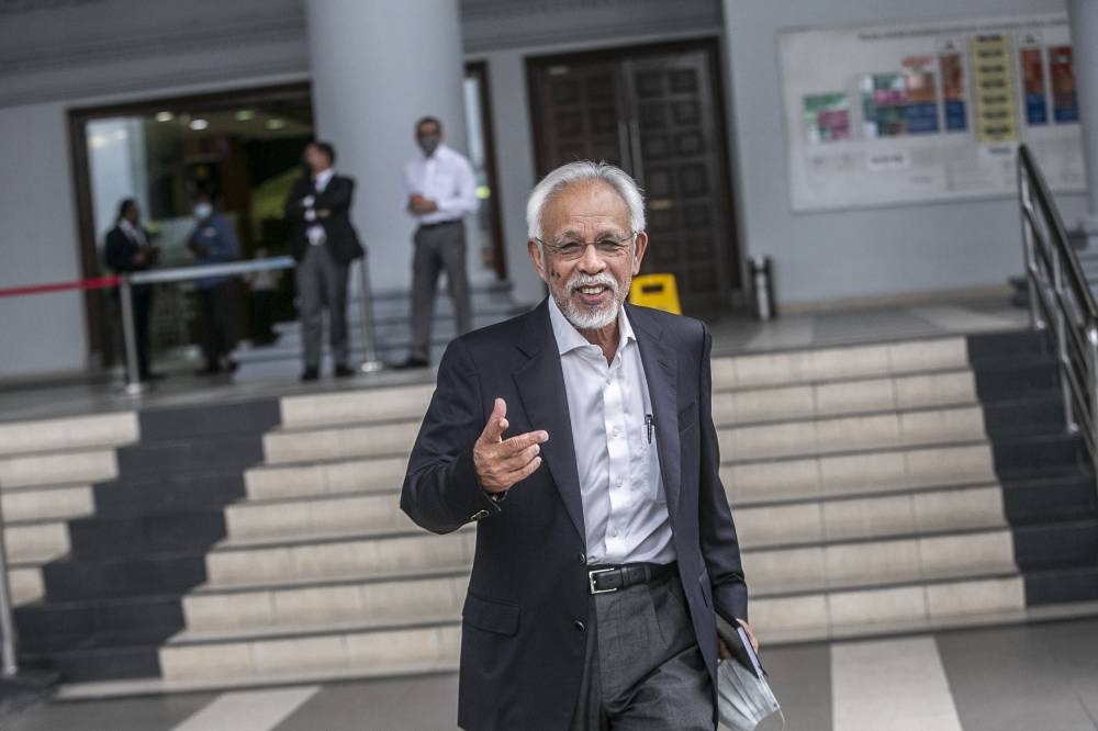 Former Felda chairman Tan Sri Shahrir Ab Samad (left) arrives at the Kuala Lumpur High Court August 8, 2022, 2022. — Picture by Hari Anggara