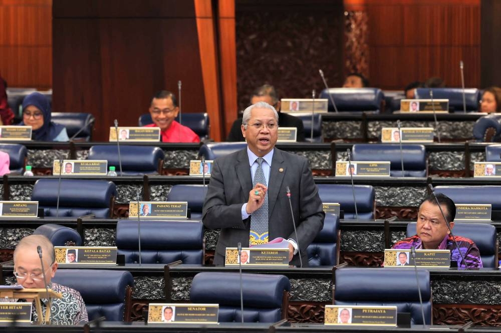 Tan Sri Annuar Musa addresses members of Parliament in Dewan Rakyat October 6, 2022. — Bernama pic