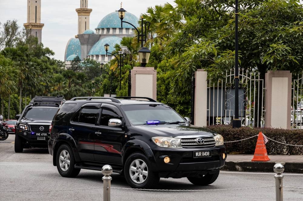 An SUV ferrying Datuk Seri Najib Razak arrives at the Kuala Lumpur High Court October 6, 2022. — Picture by Firdaus Latif