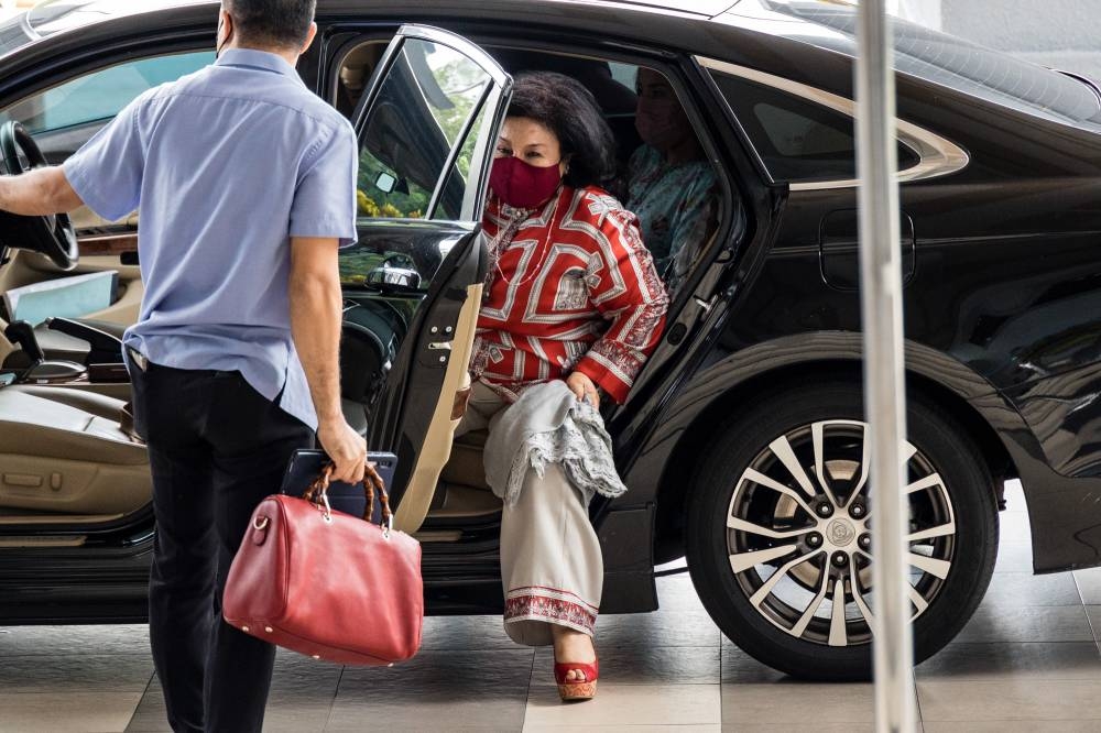 Datin Seri Rosmah Mansor arrives at Kuala Lumpur High Court in Kuala Lumpur, October 6, 2022. J.R Deepak Jaikishan, J. Rajesh and Carpet Raya filed the suit against Bakti Wira Development Sdn Bhd, Datuk Seri Najib Razak, Rosmah and Boustead Holdings Berhad over a land deal that he alleged caused huge losses to his company. — Picture by Firdaus Latif