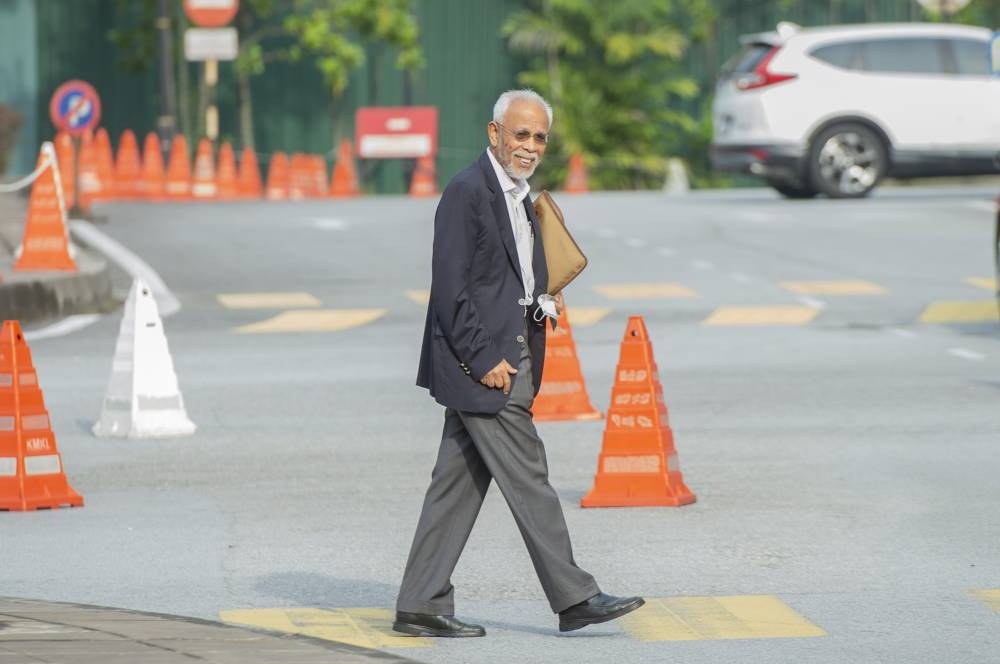 Tan Sri Shahrir Ab Samad arrives at Kuala Lumpur High Court, September 6, 2022. —  Picture by Shafwan Zaidon