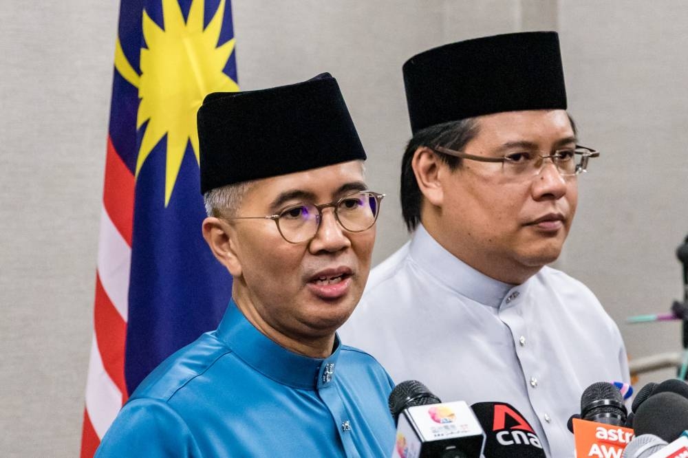 Finance Minister Tengku Datuk Seri Zafrul Abdul Aziz suggested that Budget 2023 can be tabled again after elections are held, citing the 1999 snap polls as precedent. — Picture by Firdaus Latif