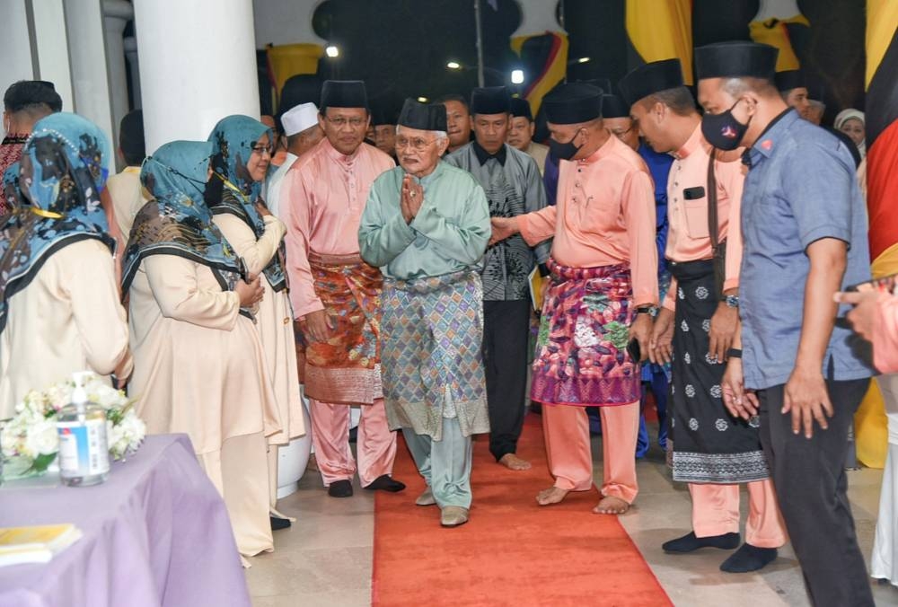 Tun Abdul Taib Mahmud (centre) attends a ceremony in conjunction with his 86th birthday celebration at Masjid At-Taqwa in Miri October 7, 2022. ― Bernama pic