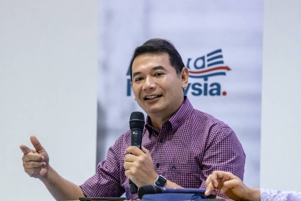 PKR deputy president Rafizi Ramli speaking at Townhall Pengundi Muda at Metal Bees, Sunway Damansara Technology in Petaling Jaya on October 8, 2022. —Picture by Firdaus Latif