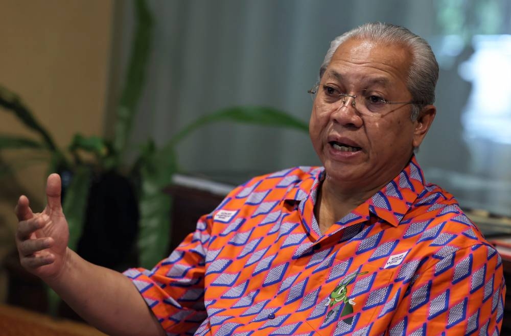 Tan Sri Annuar Musa speaks during a press conference in Miri October 8, 2022. — Bernama pic