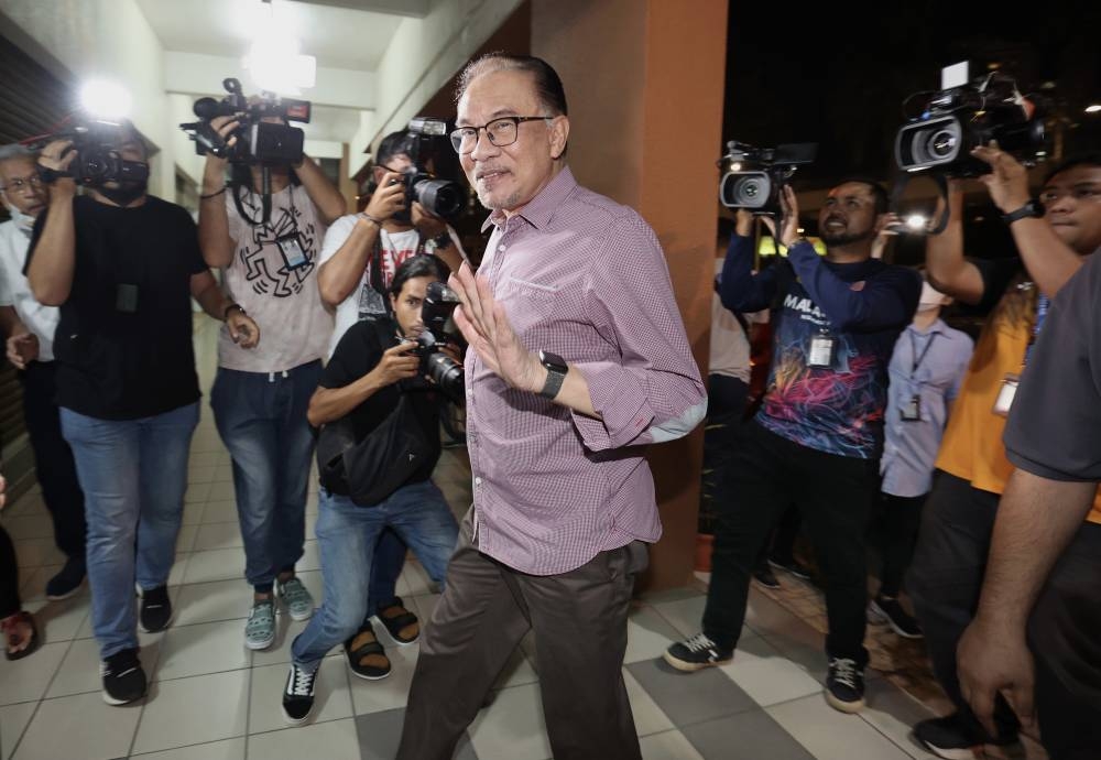 Datuk Seri Anwar Ibrahim arrives at PKR's headquarters in Petaling Jaya October 10, 2022. — Bernama pic