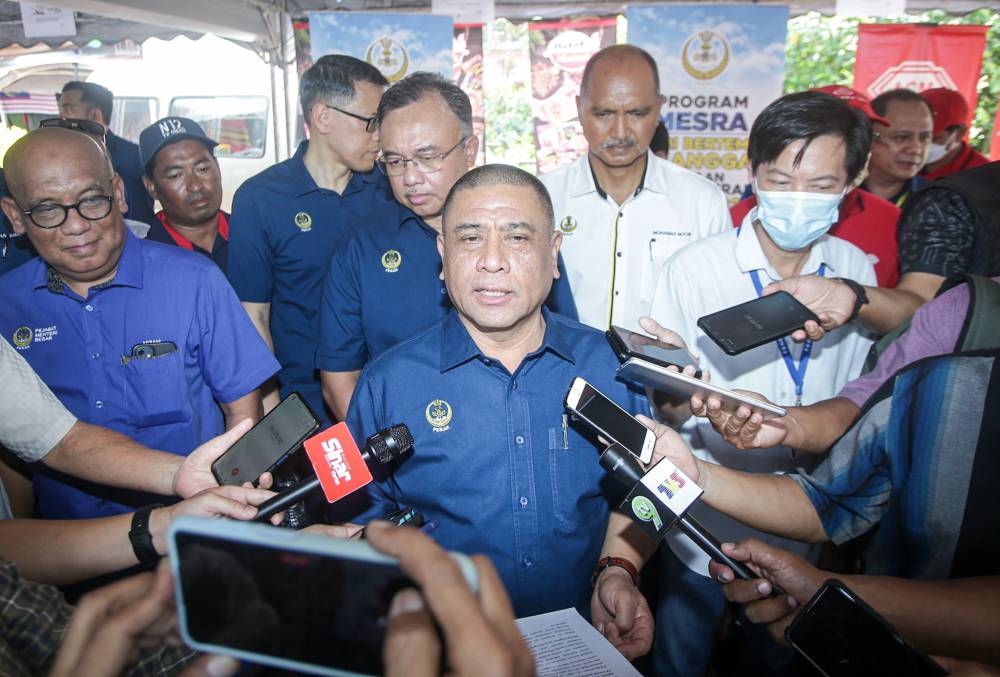 Perak Mentri Besar Datuk Seri Saarani Mohammad (centre) speaks to reporters in Selinsing, Perak October 11, 2022. — Picture by Farhan Najib