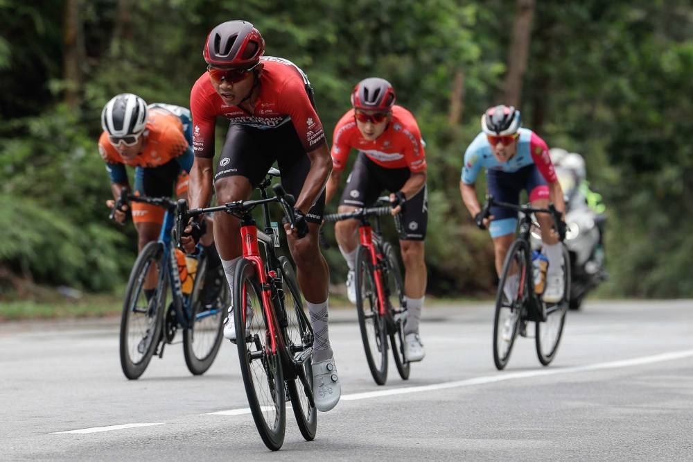 Terengganu Polygon Cycling Team (TSG) cyclist Muhamad Nur Aiman Mohd Zariff (front) sprints to collect King of The Hill points in the Climbing Zone during the second stage of the 178.9 kilometre Le Tour de Langkawi (LTdL) Malaysia 2022 race from Kuala Klawang, Negri Sembilan to Raub, Pahang, October 12, 2022. — Bernama pic 