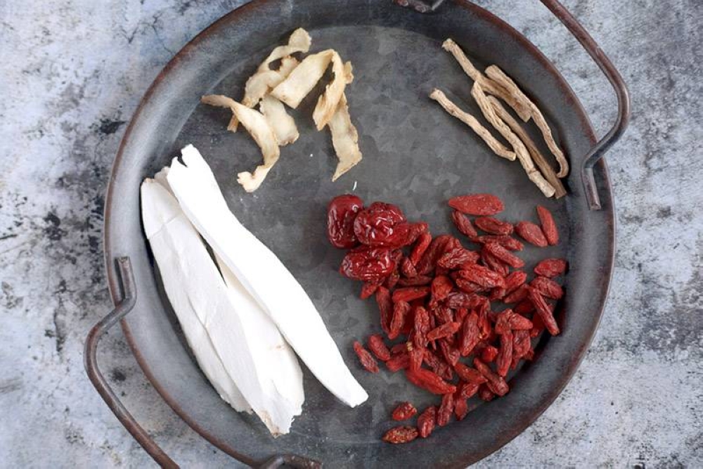 Traditional Chinese herbs, including 'dǎngshēn' (codonopsis root) and 'dāngguī' (Chinese angelica root).