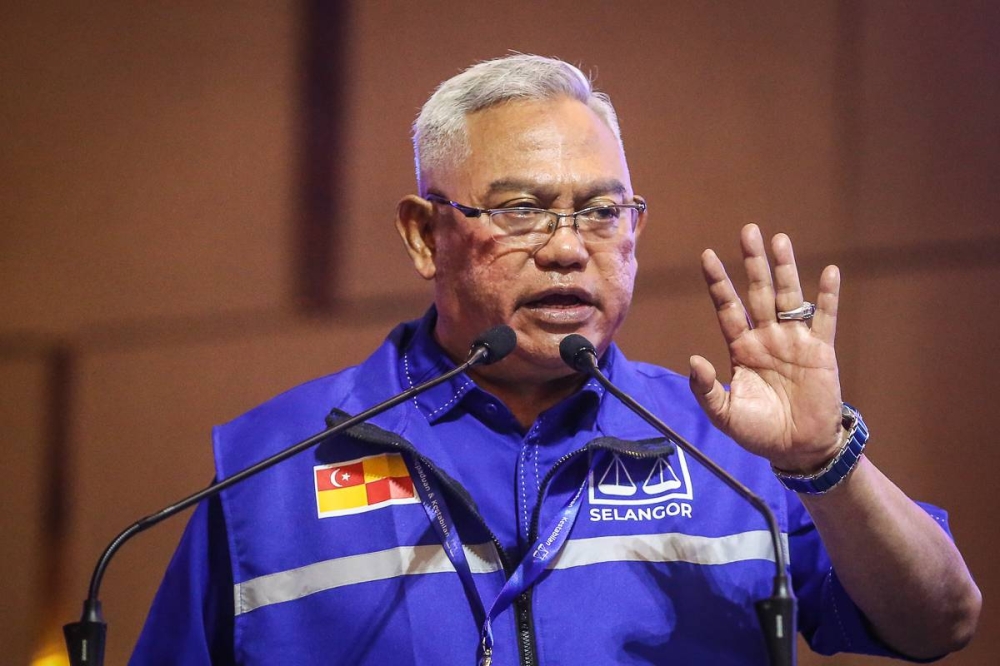 Selangor BN chairman Tan Sri Noh Omar said this meant that of the 22 parliamentary seats in Selangor, BN would be fielding an old face for one seat. — Picture by Yusof Mat Isa