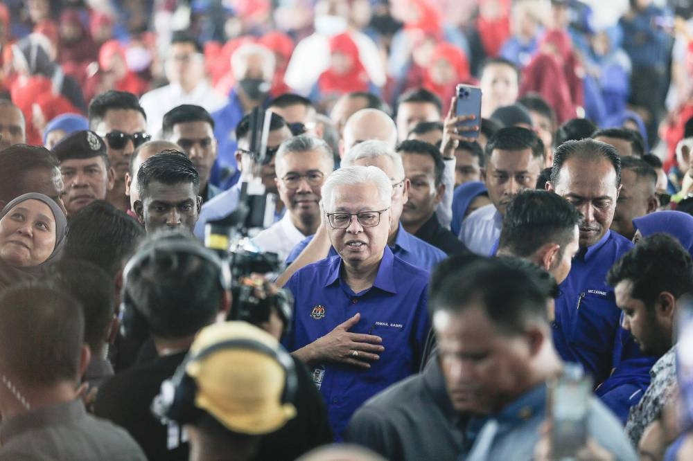 Caretaker Prime Minister Datuk Seri Ismail Sabri Yaakob greeted by people during the Keluarga Malaysia Entrepreneurs and Cooperatives Carnival at Eco Grandeur Square, Puncak Alam, October 20, 2022. — Picture by Sayuti Zainudin