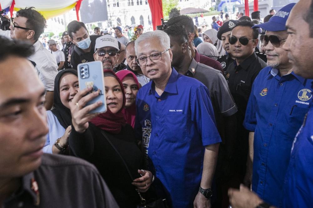 Datuk Seri Ismail Sabri Yaakob takes a selfie at a gathering of hawkers, petty traders and small business owners at Dataran Merdeka, October 20, 2022. — Picture by Hari Anggara