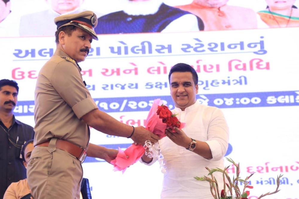 Police will persuade traffic offenders not to violate rules while handing out flowers said Harsh (right). — Image from Twitter/sanghaviharsh