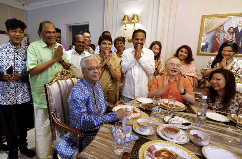 Datuk Seri Ismail Sabri at Tan Sri S A Vigneswaran’s Deepavali open house at Kota Kemuning.— Bernama pic