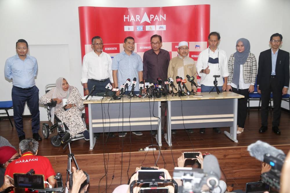 PKR president Datuk Seri Anwar Ibrahim and deputy president  Rafizi Ramli take a group picture with the six PKR candidates including Nik Omar Nik Aziz (4th right) for GE15 at PKR headquarters in Petaling Jaya, October 26, 2022 . — Picture by Choo Choy May