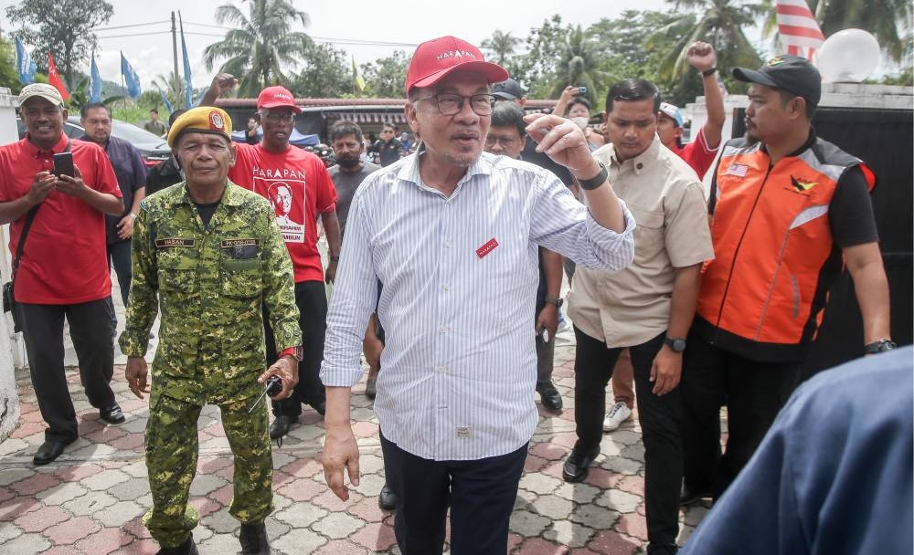 Datuk Seri Anwar Ibrahim is pictured at the Manjoi assemblyman’s service centre in Ipoh October 27, 2022. — Picture By Farhan Najib