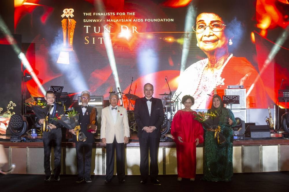 (Third from right) Sultan Nazrin Shah with Tun Dr Siti Hasmah Award 2022 finalists during the Sunway-Malaysian AIDS Foundation Red Ribbon Gala Dinner 2022 at Sunway Resort in Petaling Jaya October 28, 2022. — Picture by Shafwan Zaidon